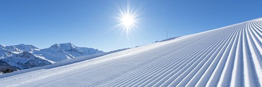 pistes de ski sous le soleil hivernal