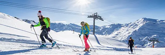 Trois personnes qui font du ski de fond