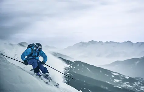 un skieur qui dévale une piste de ski