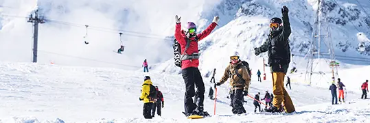 Des personnes qui s'amusent à la station de ski