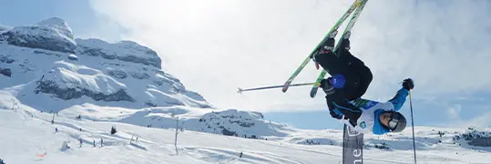 Un sportif fait une figure extrême en ski