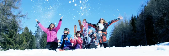 Une famille qui célèbre leur séjour au ski