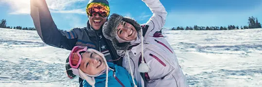 Une famille contente d'être partie à la neige