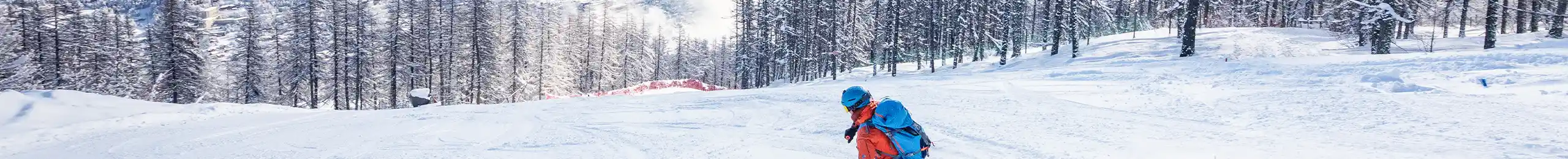 Une personne qui Dévale une piste de ski