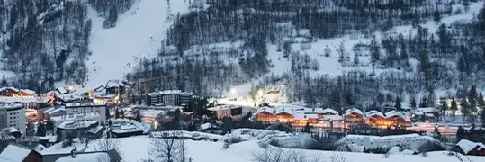 Vue sur la station de ski de Serre Chevalier illuminée