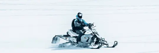 Une personne sur une moto neige