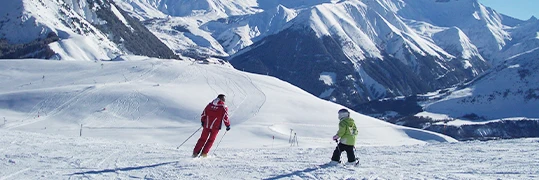 Deux skieurs qui dévalent une piste