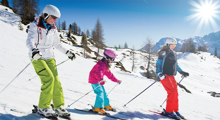 Une famille sui font du skient