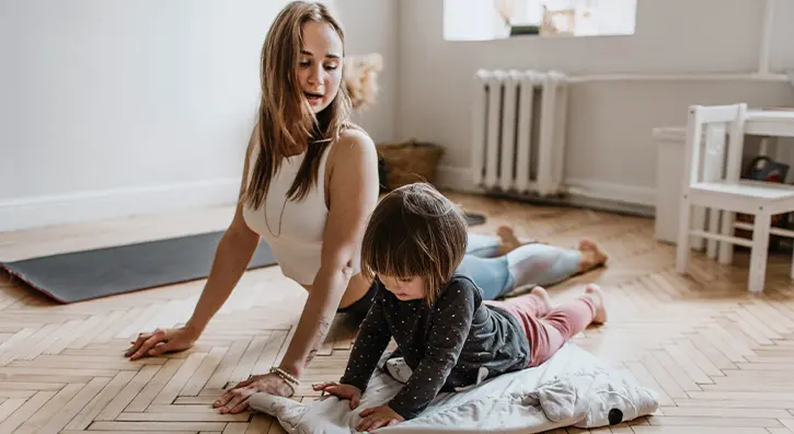 Une mère et sa fille qui font du yoga