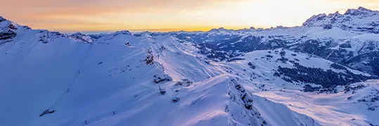 Vue aérienne sur les montagnes enneigées
