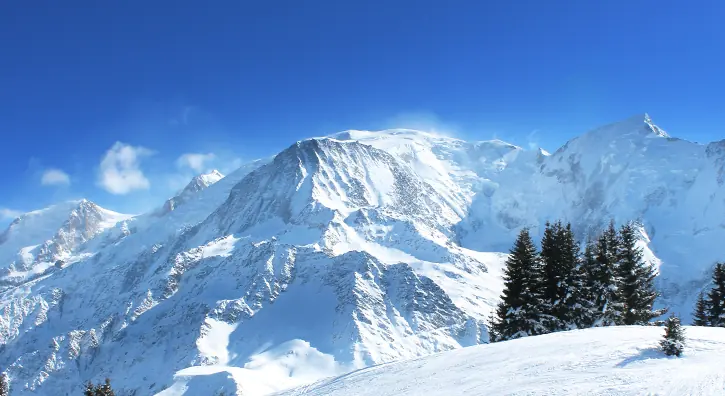 vue sur un paysage montagneux enneigé