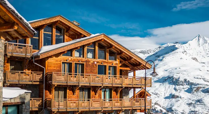 Chalet à la montagne enneigée