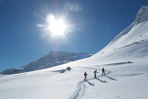 Traversée dans les montagnes enneigées