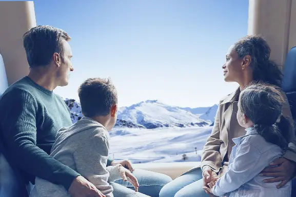 Une famille qui profite de la vue d'un paysage enneigé dans un train