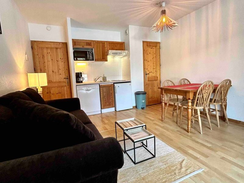 Studio Samoëns, 1 pièce, 4 personnes - Studio 2* avec Terrasse, Piscines, Sauna, Parking et Animaux Admis FR-1-629-139 - Samoëns