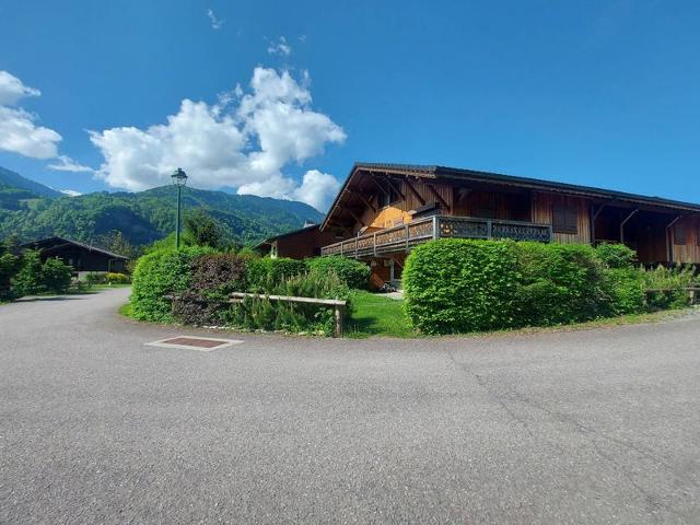 Appartement cosy avec balcon, proche centre village Samoëns, parking, WIFI, ski bus à 50m FR-1-624-4 - Samoëns