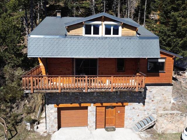 Joli chalet au calme avec poêle à bois, 4 chambres et cuisine équipée FR-1-593-84 - Les Angles