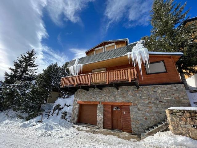 Joli chalet au calme avec poêle à bois, 4 chambres et cuisine équipée FR-1-593-84 - Les Angles