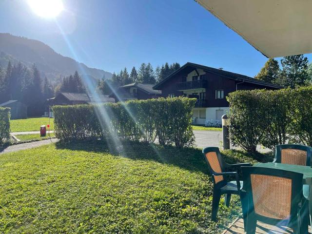 Appartement Calme avec Piscine, Terrasse et Skibus Proche Centre Samoëns FR-1-624-144 - Samoëns