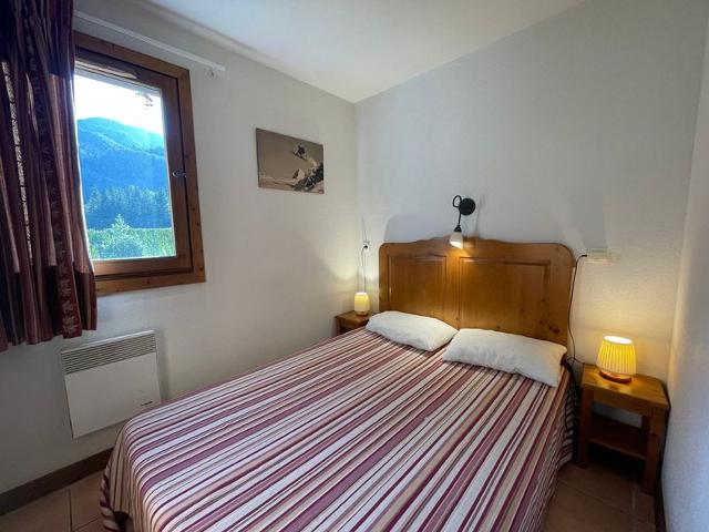 Appartement Calme avec Piscine, Terrasse et Skibus Proche Centre Samoëns FR-1-624-144 - Samoëns