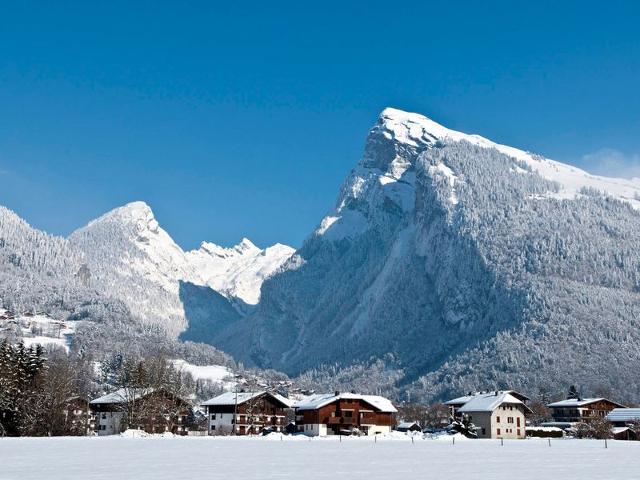 Appartement Calme avec Piscine, Terrasse et Skibus Proche Centre Samoëns FR-1-624-144 - Samoëns