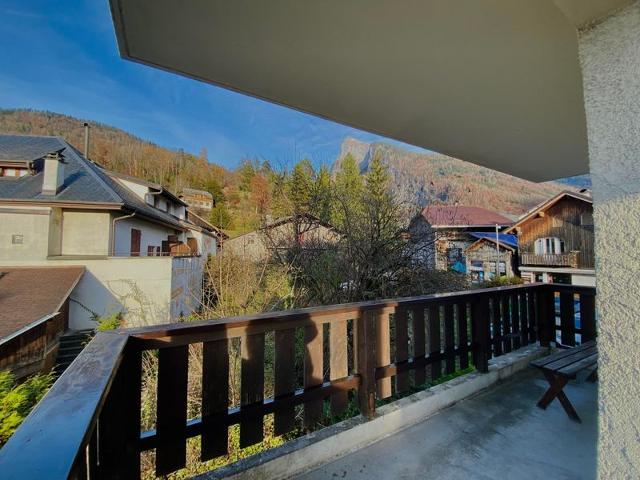 Appartement rénové au centre du village avec balcon et accès skibus FR-1-624-145 - Samoëns