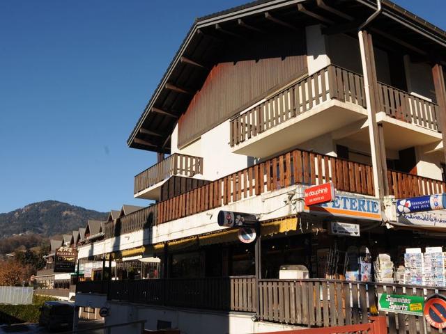 Appartement rénové au centre du village avec balcon et accès skibus FR-1-624-145 - Samoëns