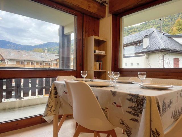 Appartement rénové au centre du village avec balcon et accès skibus FR-1-624-145 - Samoëns