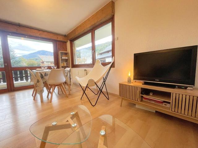 Appartement rénové au centre du village avec balcon et accès skibus FR-1-624-145 - Samoëns