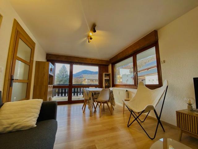 Appartement rénové au centre du village avec balcon et accès skibus FR-1-624-145 - Samoëns