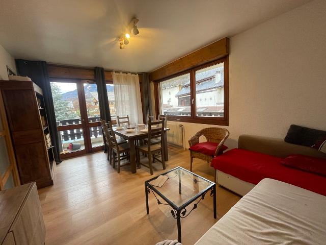 Appartement rénové au centre du village avec balcon et accès skibus FR-1-624-145 - Samoëns