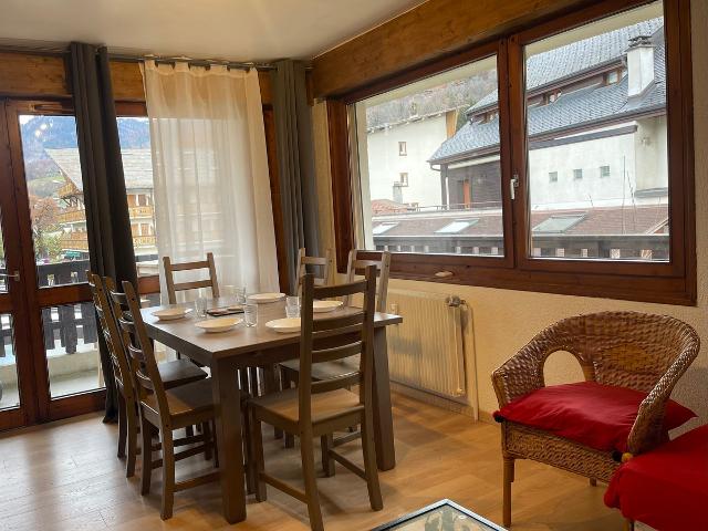 Appartement rénové au centre du village avec balcon et accès skibus FR-1-624-145 - Samoëns