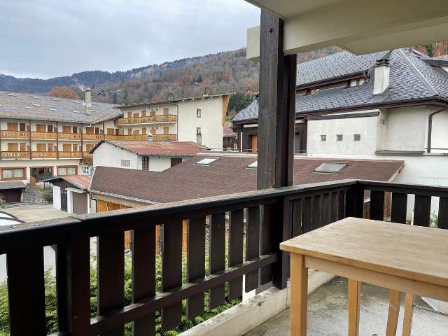 Appartement rénové au centre du village avec balcon et accès skibus FR-1-624-145 - Samoëns