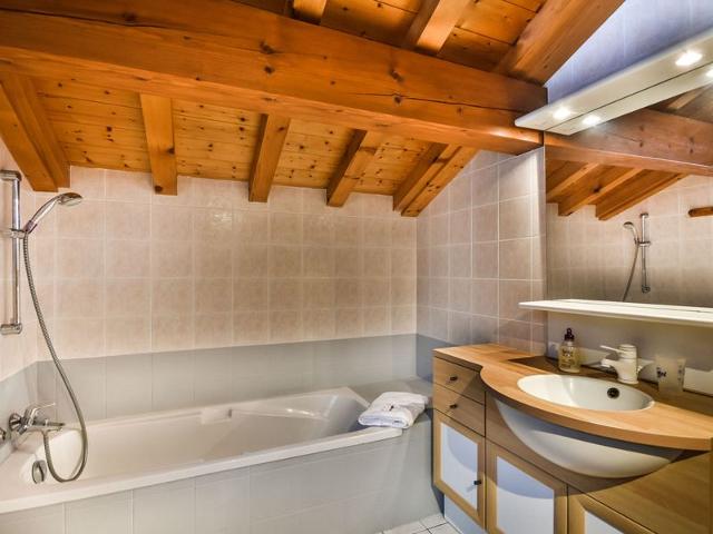 Chalet familial confortable 7 pers, 800m des pistes, terrasse, parking, WiFi, équipements modernes F - Les Gets