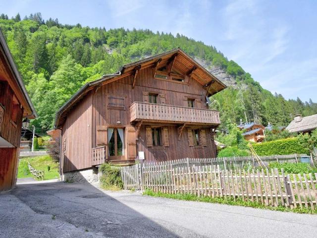 Chalet Savoyard Rénové à Morzine – Proche Centre et Navettes – Parfait pour 10 personnes FR-1-524-3 - Morzine