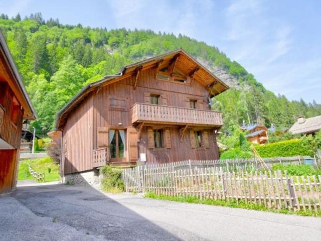 Chalet Savoyard Rénové à Morzine – Proche Centre et Navettes – Parfait pour 10 personnes FR-1-524-3 - Morzine