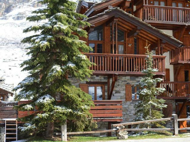 Appartement-chalet de standing avec cheminée et hammam, idéalement situé sur le front de neige de Va - Val d’Isère Centre