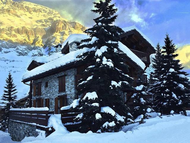 Appartement-chalet de standing avec cheminée et hammam, idéalement situé sur le front de neige de Va - Val d’Isère Centre