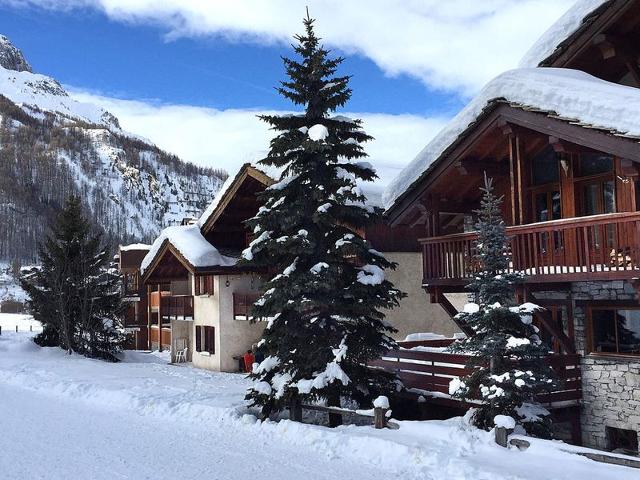 Appartement-chalet de standing avec cheminée et hammam, idéalement situé sur le front de neige de Va - Val d’Isère Centre