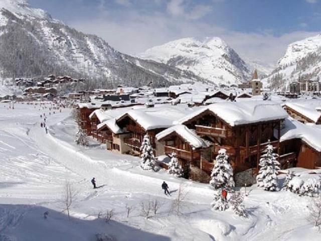 Appartement-chalet de standing avec cheminée et hammam, idéalement situé sur le front de neige de Va - Val d’Isère Centre