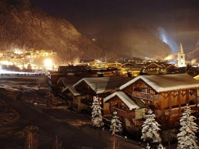 Appartement-chalet de standing avec cheminée et hammam, idéalement situé sur le front de neige de Va - Val d’Isère Centre