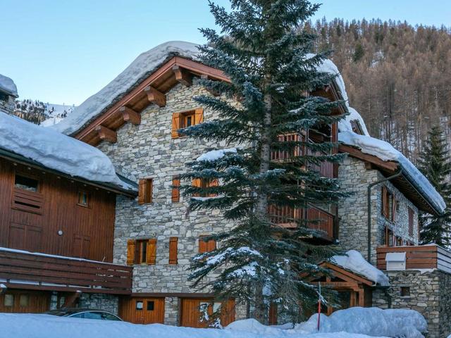 Appartement-chalet de standing avec cheminée et hammam, idéalement situé sur le front de neige de Va - Val d’Isère Centre