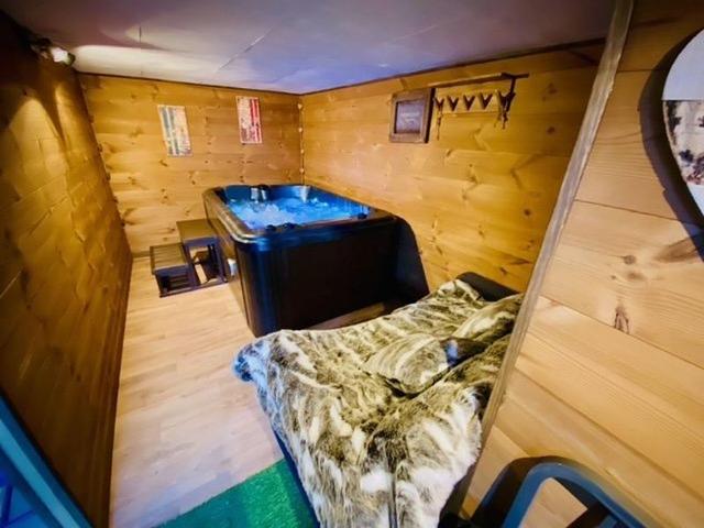 Chalet chaleureux avec jacuzzi, parking et Wi-Fi aux Angles FR-1-593-121 - Les Angles