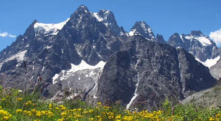 Vue sur les massifs es Alpes en été
