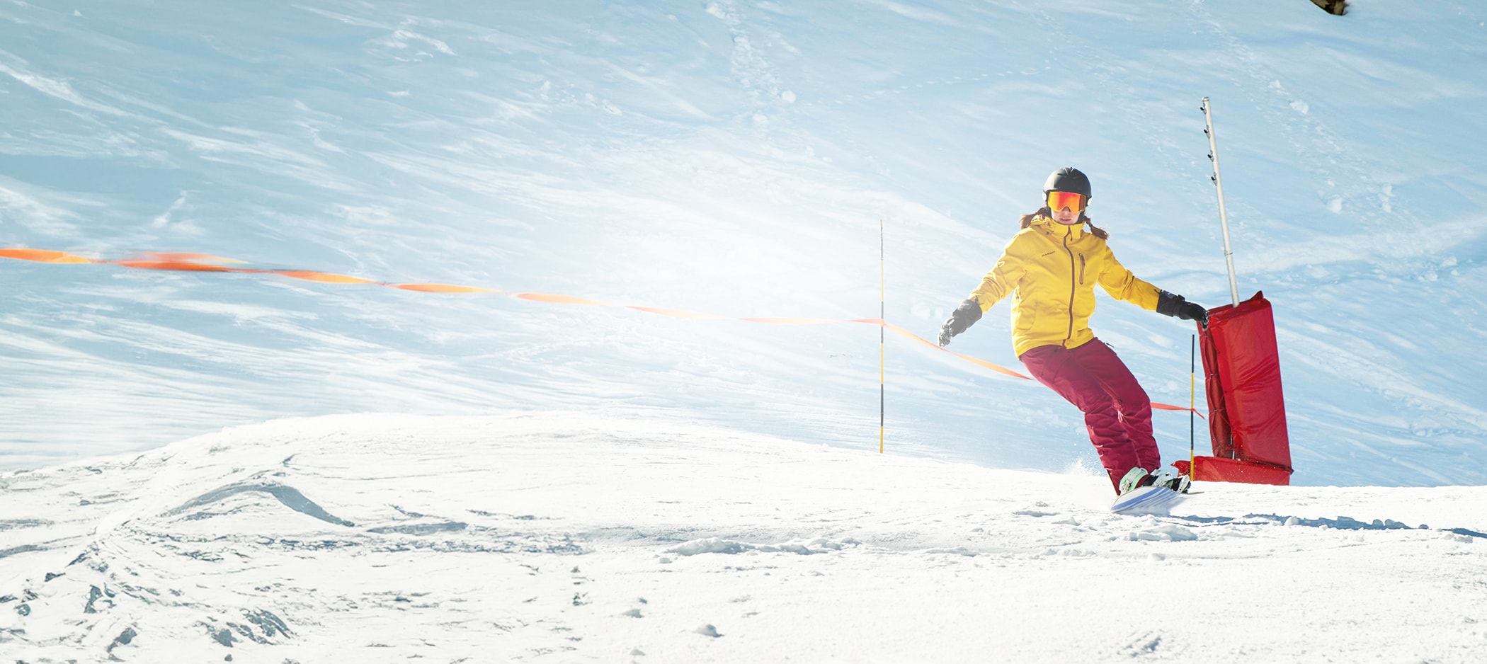 Une personne se relève au ski
