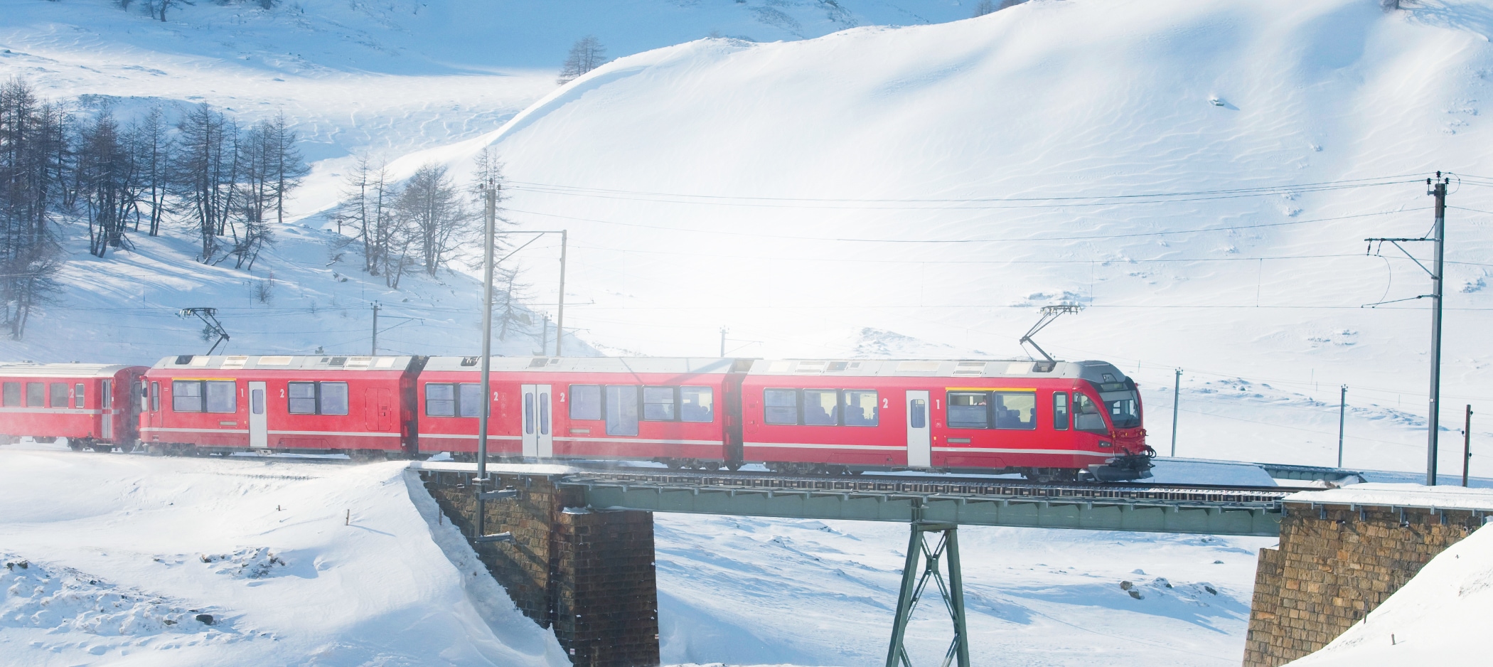 Train qui traverse la neige